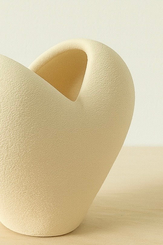 Kalp Şeklinde Modern Saksı – Krem Renk Zarif Tasarım | Mugu Concept