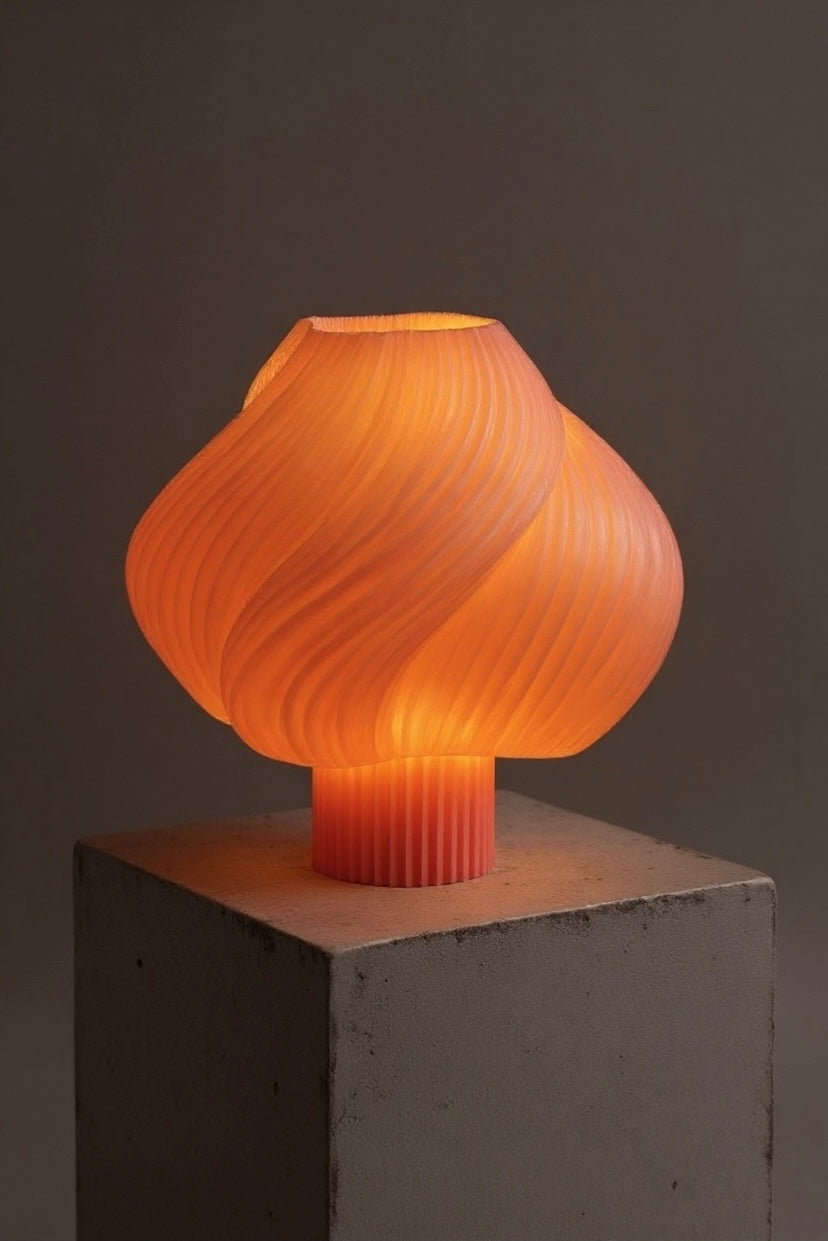 Parlak Pembe Kıvrımlı Lamba – Minimal ve Zarif Tasarım | Mugu Concept