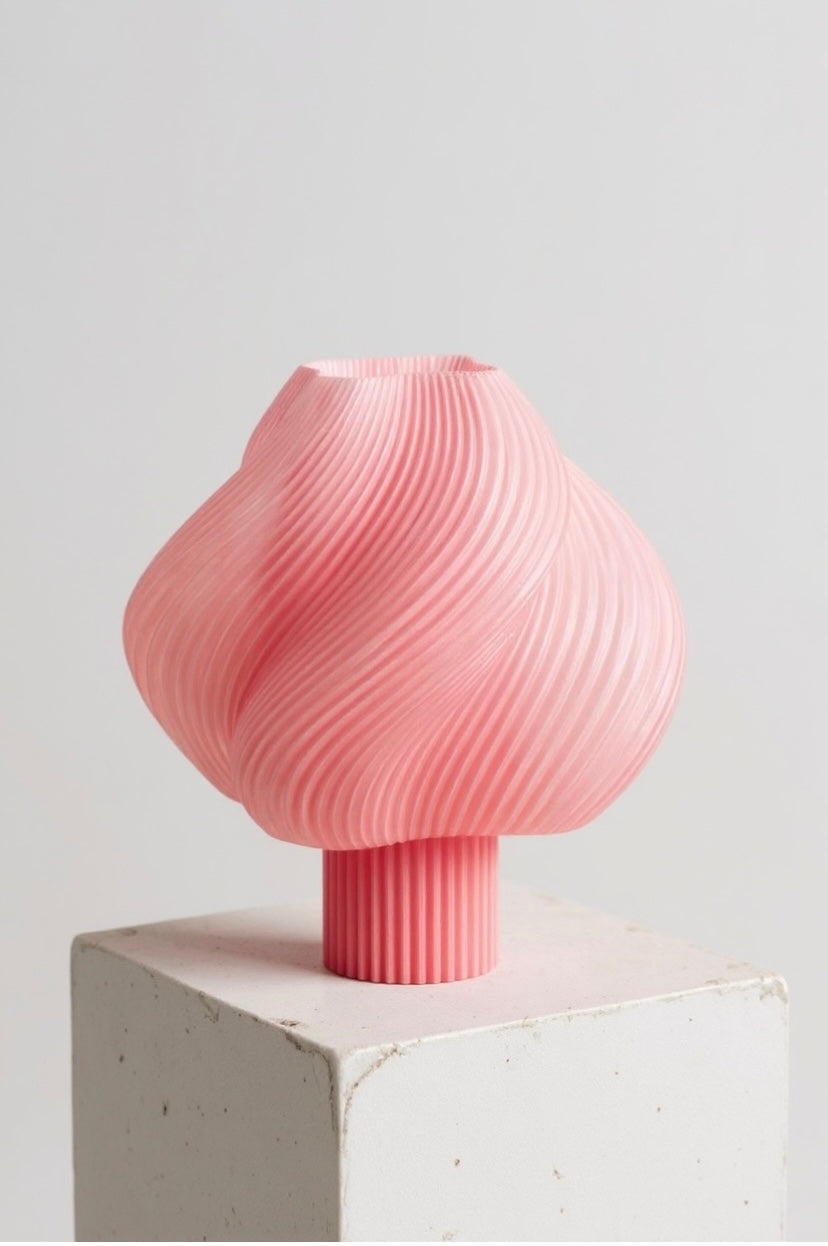 Parlak Pembe Kıvrımlı Lamba – Minimal ve Zarif Tasarım | Mugu Concept
