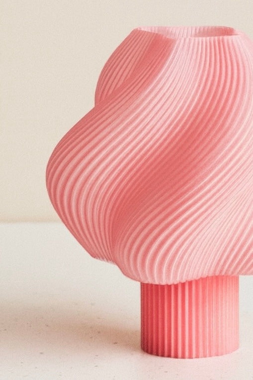 Parlak Pembe Kıvrımlı Lamba – Minimal ve Zarif Tasarım | Mugu Concept