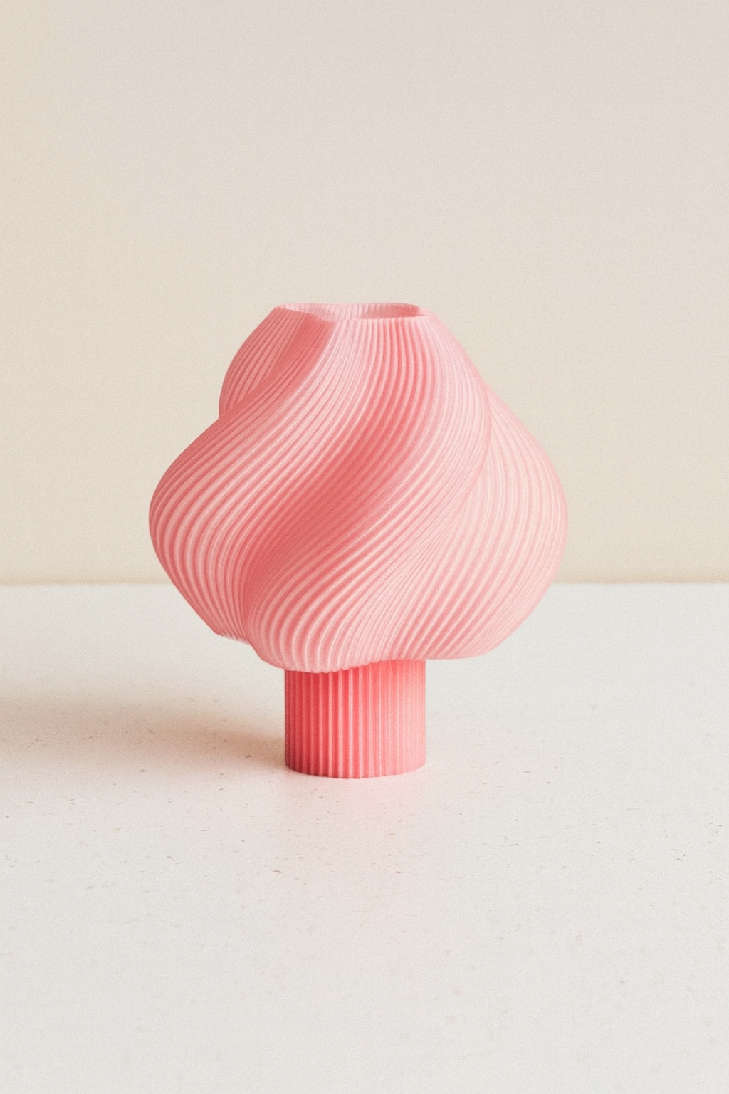 Parlak Pembe Kıvrımlı Lamba – Minimal ve Zarif Tasarım | Mugu Concept