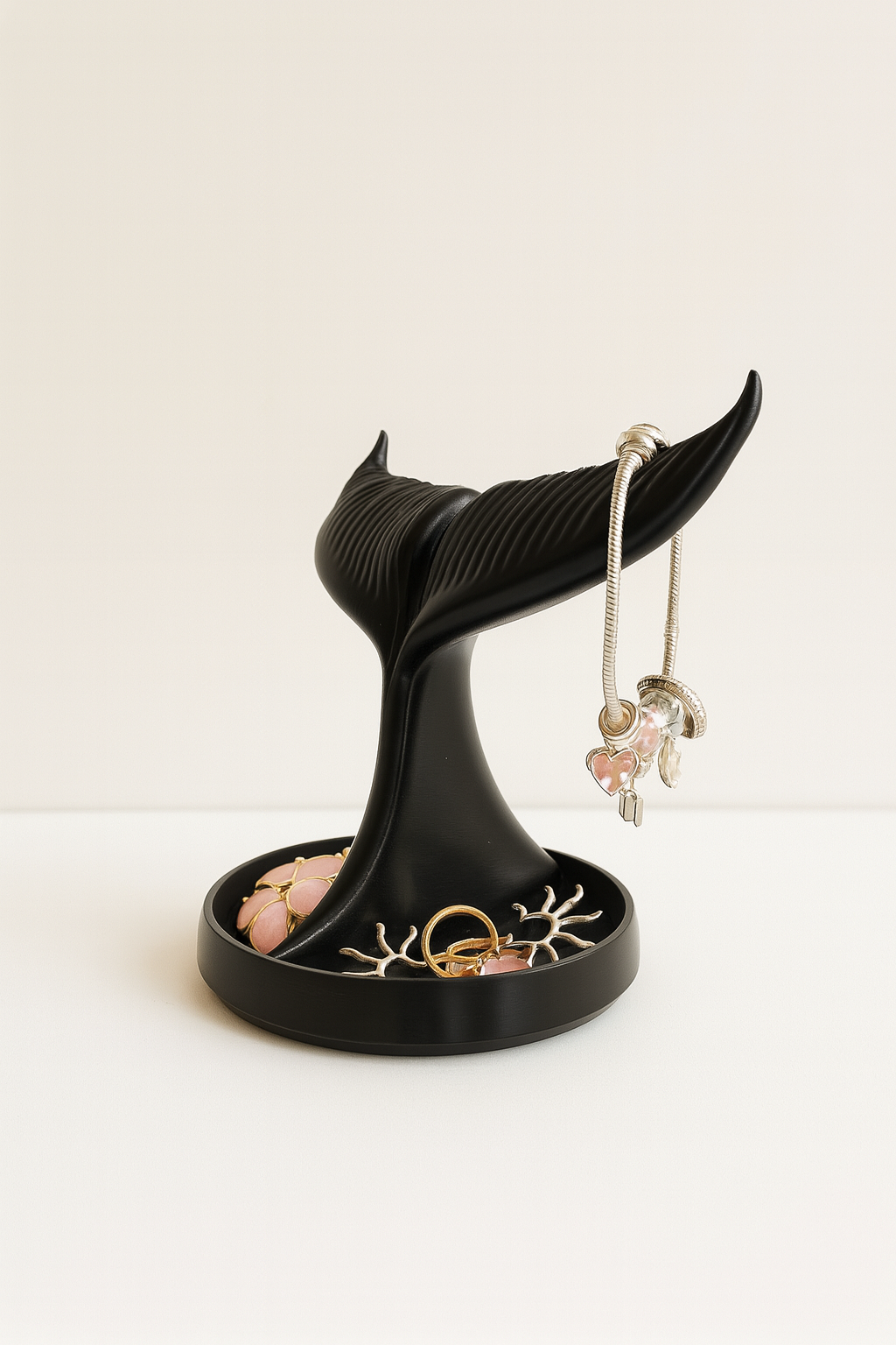 Balina Kuyruğu Formunda Dekoratif Takı Standı