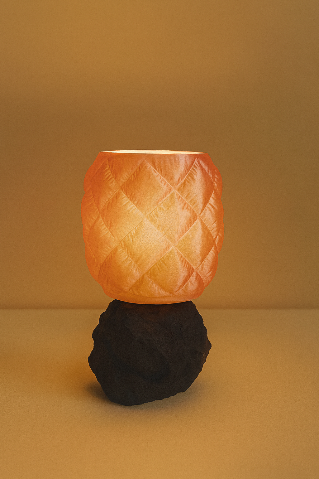 Geometrik Desenli ve Kaya Formlu Dekoratif Masa Lambası