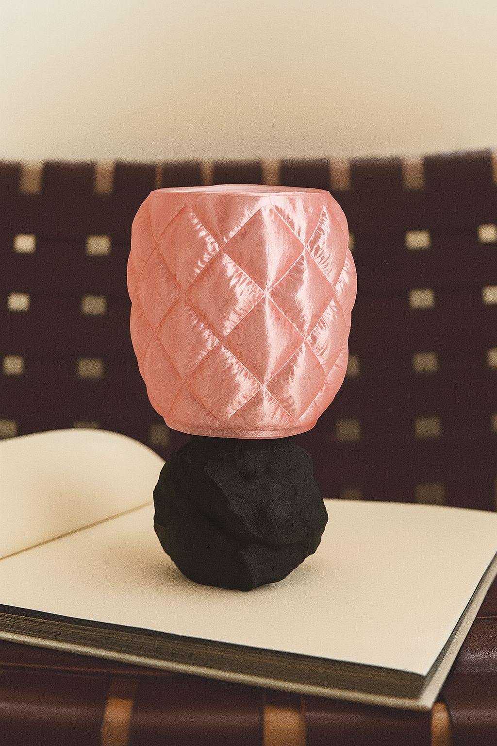 Geometrik Desenli ve Kaya Formlu Dekoratif Masa Lambası