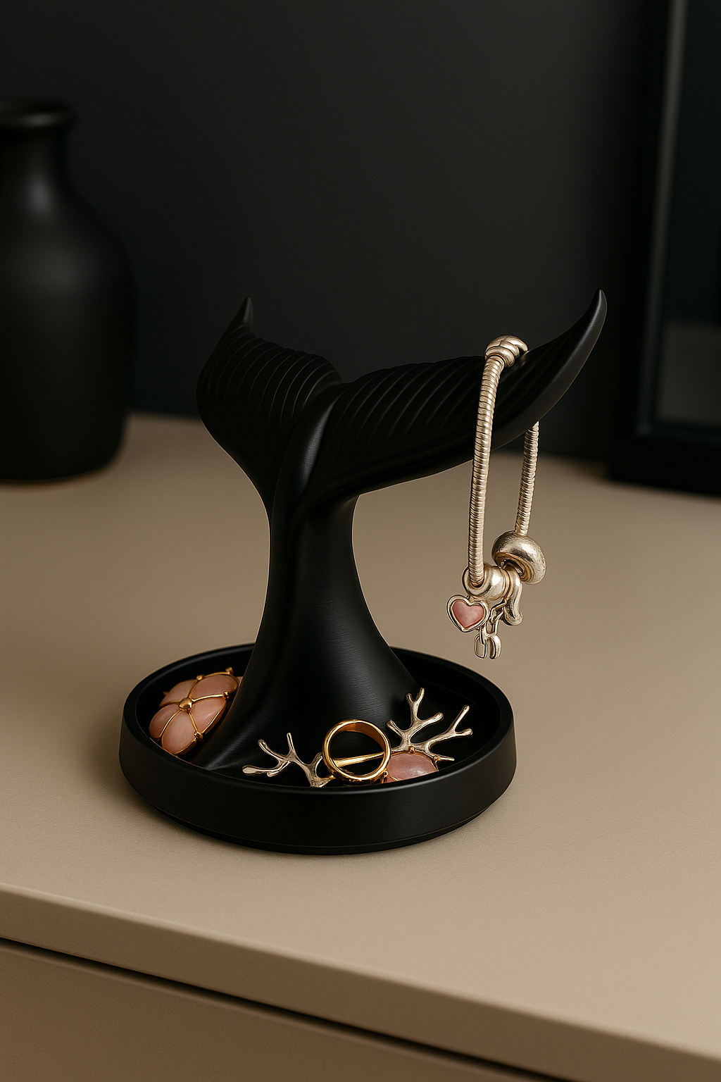 Balina Kuyruğu Formunda Dekoratif Takı Standı