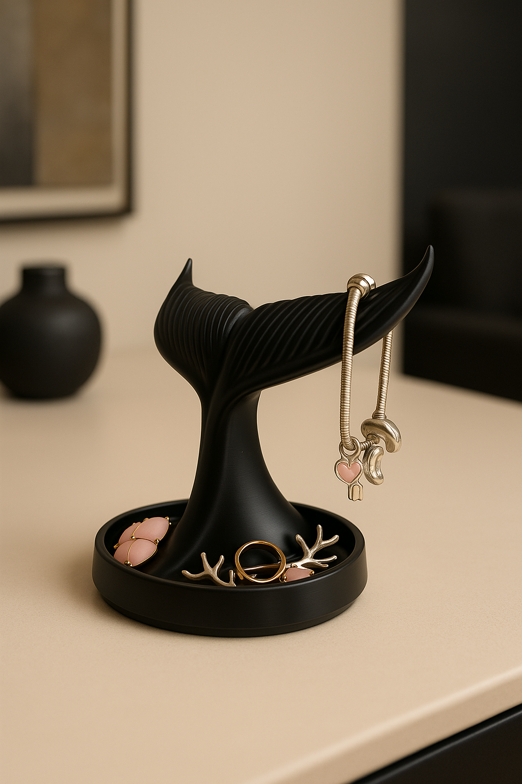 Balina Kuyruğu Formunda Dekoratif Takı Standı